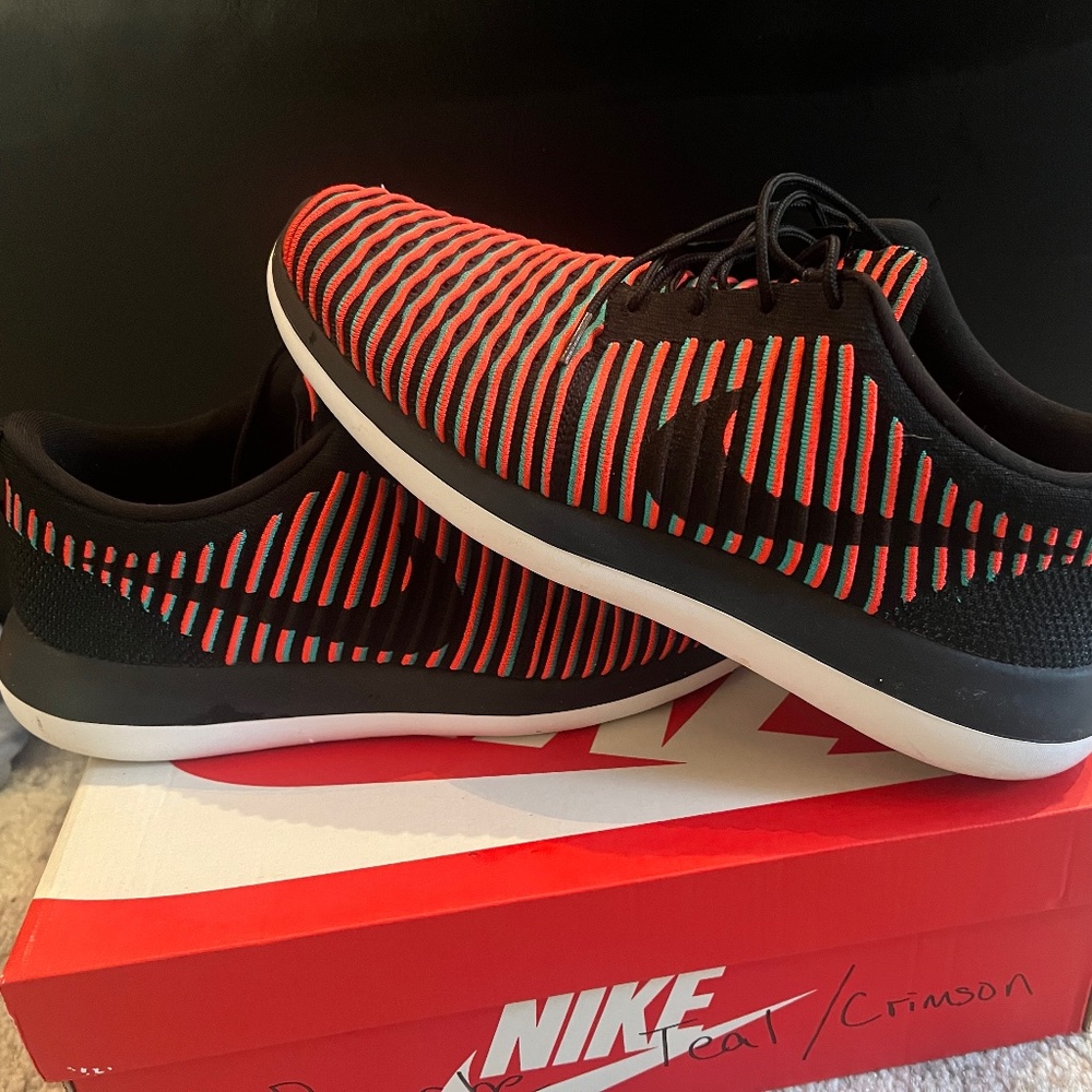 Crimson/teal Nike roshe flyknit